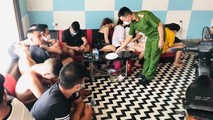 Các đối tượng nam nữ bị bắt tại quán Karaoke ở Thanh Hà