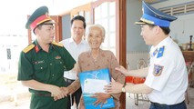 Lãnh đạo Cảnh sát biển trao quà tặng cho người dân