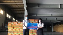 Đại diện Công ty Long Hải trao tặng hỗ trợ cho Thành đoàn Hải Dương.