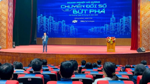 Bí thư Tỉnh uỷ Hải Dương trong một buổi thuyết trình về chuyển đổi số với doanh nghiệp.