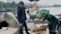 Chiếc đò sắt chở 4 tấn hàng nhập lậu bị lực lượng chức năng kiểm tra, thu giữ.