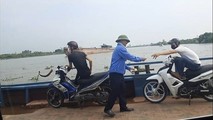 Nhân viên bến phà Quang Thanh thu tiền không giao vé