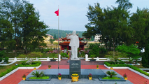 Tượng Bác Hồ trên đảo Cô Tô