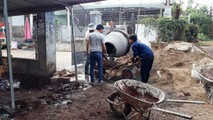 Học sinh Trường THPT Trường Chinh tham gia xây chợ cho người dân tộc Jarai (ảnh nhà trường cung cấp).