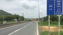 Biển báo hướng dẫn làn đường cho các loại xe bắt đầu từ km1730 + 300.