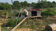 Một gia đình nông dân Long Hưng mất đất, phải dựng lều trên sông sinh sống (Hình chụp ngày 30/3/2018)
