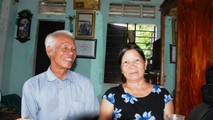 Xưa cùng cha chồng vượt “mưa bom, bão đạn” chở bộ đội qua sông, nay bà Thu và chồng lại nối nghiệp cha chồng theo nghề cào hến.