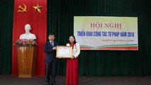 Thừa ủy quyền của Chủ tịch nước, Chủ tịch UBND tỉnh trao Huân chương Lao động Hạng Nhì cho đồng chí Nguyễn Thị Lài, TUV, Giám đốc Sở Tư pháp
