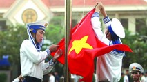 Thực hiện nghi thức treo cờ Tổ quốc ở Trường Sa. Ảnh TTXVN