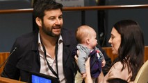 Bà Jacinda Ardern cùng con và bạn trai tại phòng họp