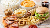 Thói quen ăn thực phẩm chế biến sẵn và đồ ăn nhanh làm tăng nguy cơ bị ung thư dạ dày.
