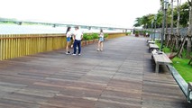 Các bạn trẻ hào hứng chụp ảnh tại con đường đi bộ trên sông Hương.