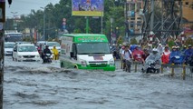Người dân TP HCM và các tỉnh ĐBSCL đang phải chống chọi với triều cường.