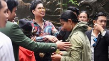 Ca sĩ Ngọc Sơn phát gạo cho người dân trong ngày sinh nhật
