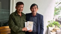 Nhà thơ Vương Cường (phải) tặng tác giả “Thơ chọn”.