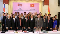 Các đại biểu chụp ảnh lưu niệm tại Hội nghị