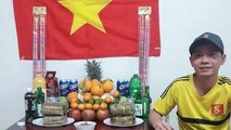 Ăn Tết ở xứ người nhưng các lao động Việt Nam vẫn không thiếu bàn thờ, mâm ngũ quả.
