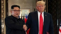 Tổng thống Mỹ Donald Trump (phải) và Chủ tịch Triều Tiên Kim Jong Un tại hội nghị thượng đỉnh đầu tiên ở Singapore hồi tháng 6 năm ngoái.