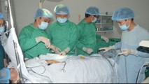 Các bác sĩ bệnh viện huyện Phú Vang đang thực hiện một ca phẫu thuật