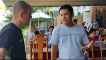 Tổng Giám đốc Oxalis Nguyễn Châu Á (phải) trò chuyện với chuyên gia hang động Hoàng gia Anh