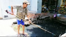 Nhiều năm qua, cựu chiến binh Nguyễn Ngọc Đức cần mẫn vớt rác mỗi ngày để làm sạch dòng kênh Chiến Lược