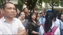 Phụ huynh chờ con trong tâm trạng âu lo.