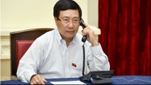 Phó Thủ tướng, Bộ trưởng Ngoại giao Phạm Bình Minh điện đàm với Bộ trưởng Ngoại giao Singapore Vivian Balakrishman.