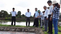 Đoàn giám sát của HĐND tỉnh kiểm tra thực tế dự án nuôi cá lăng đuôi đỏ tại Trung tâm Giống thủy sản Gia Lai