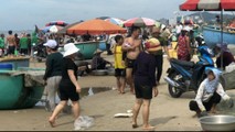 Bến neo đậu của ngư dân ngay trên bãi tắm rất nguy hiểm cho du khách.