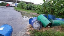 Các chất thải sinh hoạt, chất thải nguy hại bị các đối tượng lén lút đổ trộm ra môi trường