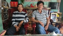 Ngư dân Lành (bên trái) mất tàu, thoát chết sau khi bị tàu nước ngoài đâm chìm trên biển và khi lên bờ lại gặp nạn bị từ chối chi trả bảo hiểm.
