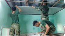 Cán bộ, chiến sĩ ĐBP Non Nước sửa nhà giúp gia đình anh Nhân.