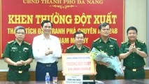 Phó Chủ tịch UBND TP Đà Nẵng Trần Văn Miên trao thưởng cho lực lượng phá thành công Chuyên án 424B.