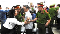 Ông Khanh dáng vẻ tiều tụy sau một năm bị bắt giam trong một vụ án còn rất nhiều lỗ hổng pháp lý mà HĐXX đã chỉ ra.