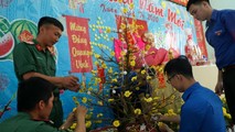 Đoàn viên thanh niên Quân-Dân cùng trang trí bàn thờ Tổ quốc