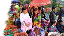 Mỗi phiên chợ là một ngày hội, ngày Tết để phụ nữ H'Mông xuống phố.