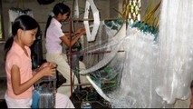 Ở làng nghề trẻ em được truyền nghề, lao động nghề từ rất sớm. Ảnh minh họa.