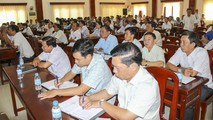 Cán bộ, đảng viên học tập, quán triệt nghị quyết của Đảng.