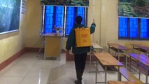 Phun thuốc khử trùng tại lớp học Trường THPT Võ Thị Sáu.