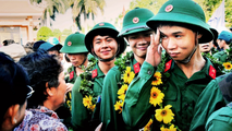 Tạm biệt mẹ con lên đường nhập ngũ.