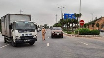 Nhiều xe ô tô phải quay đầu khi đến địa phận Quảng Ninh.