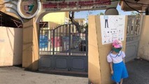 Hình ảnh bé gái đứng dưới trời nắng được người mẹ chia sẻ.