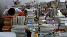 Đặt lên vai trẻ áp lực tương lai quá lớn có thể khiến con gục ngã. Ảnh minh họa: Reuters