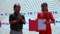 TS Đào Văn Hội, Tổng Biên tập Báo PLVN, trao Quyết định giao bà Lê Ngọc Dung làm Trưởng Văn phòng đại diện Báo PLVN tại Lào Cai.