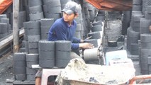 Khi bị mắc kẹt trong lao động, trẻ em bị tước mất tuổi thơ, sức khỏe bị tổn hại. (Ảnh minh họa).