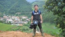 Nhà báo trẻ Đinh Hữu Dư những ngày tác nghiệp trong bão lũ (trước khi mất).