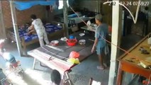 Hình ảnh trong clip hai vợ chồng con trai hành hạ mẹ già khiến dư luận bức xúc.