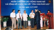 Đúng dịp kỷ niệm 20 năm ngày ra số báo đầu tiên, Báo PLVN đã vinh dự đón nhận Huân chương Lao động hạng Nhì.