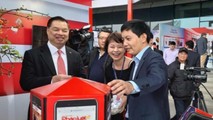 Ông Lê Mạnh Hùng thăm gian trưng bày của Báo PLVN tại Hội báo toàn quốc 2019.