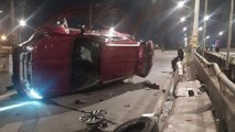 Tin giao thông đến sáng 9/8: Ô tô lật nhào trên cầu; phụ xe tải mắc kẹt trong cabin lúc rạng sáng